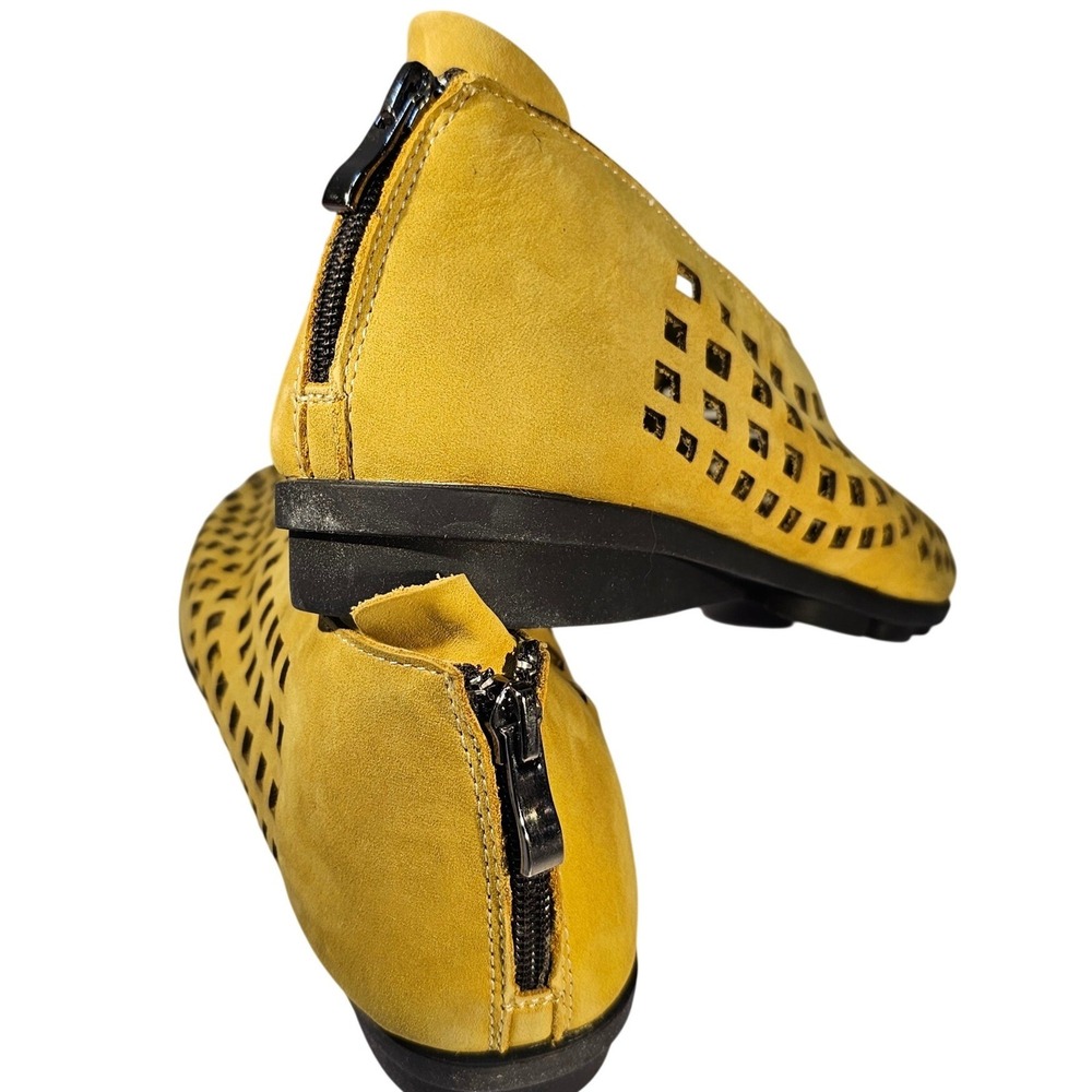 Bernie Mev Winona Lemon Yellow Perforated Laser Cut Back Zip Flats Shoes 39 New - Picture 3 of 9